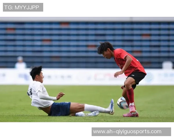 国足怎么赢弱旅？董路给邵佳一支招：用2人往上怼！相当于姚明易建联